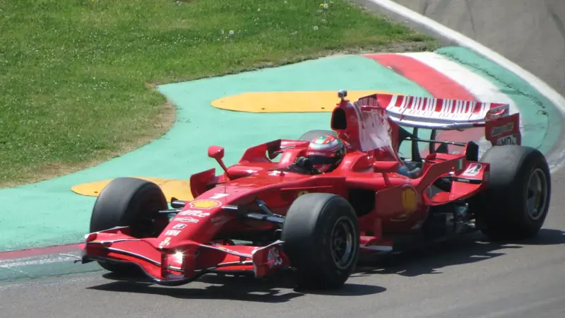 より赤く、より成功した往年のフェラーリを楽しもう。