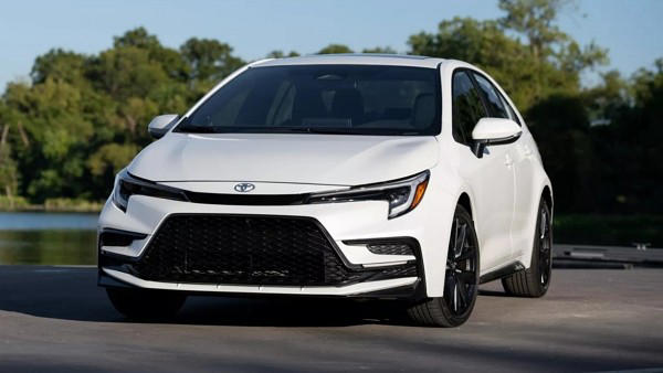 新型「カローラ」2026年型デビュー!内装デジタル化&全車安全装備標準化で“最強の実用セダン”に進化