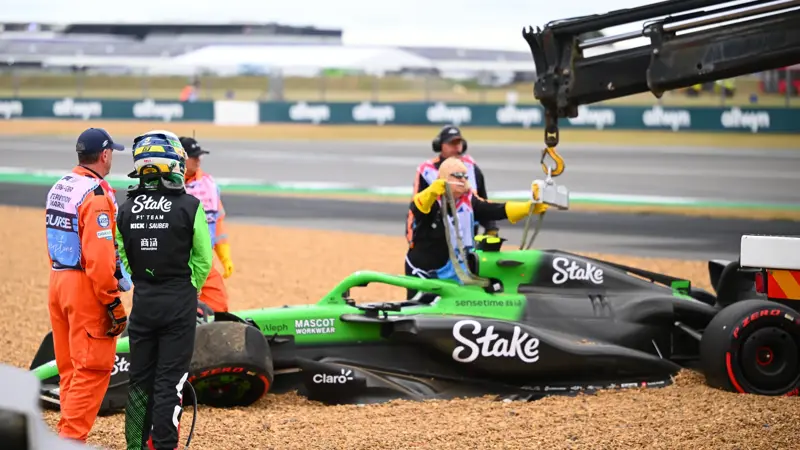 そして、ブラジル人ドライバーの車を移動させるためにクレーンが到着した。