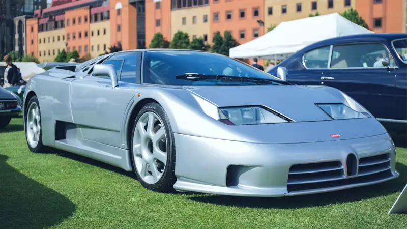 EB 110は、GTとSSの2つのバリエーションがあるスポーツカーである。