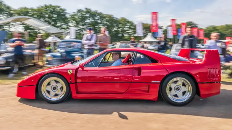 F40は、モデナの自動車メーカーがスポーツ活動を始めてから40周年を記念して誕生した。