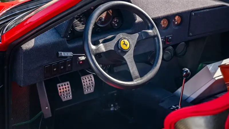 F40のインテリアは必要不可欠なものだけに絞られている。