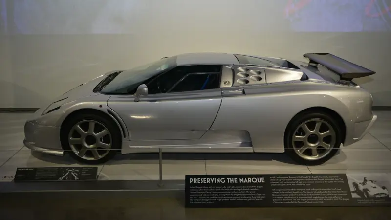 ブガッティEB 110 GTは時速342kmに達する。