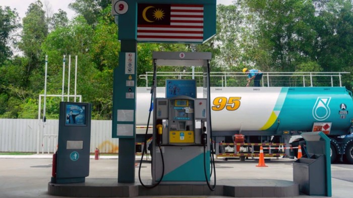 Array,Warga Malaysia Bisa Beli Bensin RON 95 Rp 7.860/Liter, Syaratnya Cuma Ini!