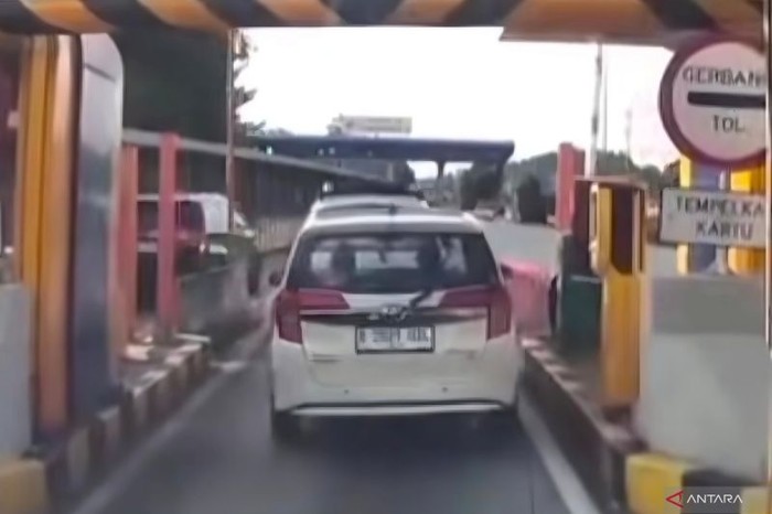 Array,Viral Pengguna LCGC Berulah: Tak Bayar Tol, Pajak Mati, Pelat Nomor Diblokir