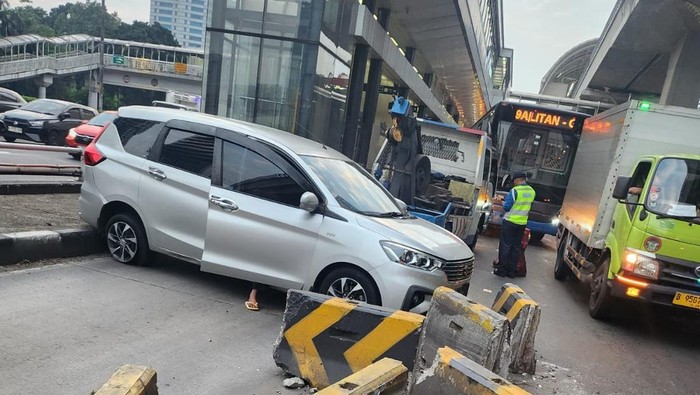Array,Peringatan buat Pengendara! Awas Pembatas Busway Sering Makan Korban
