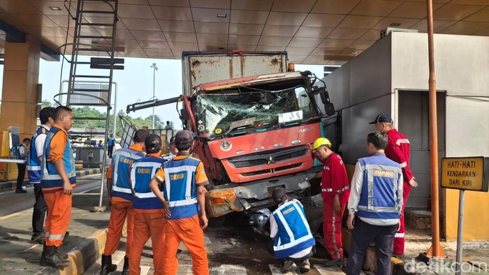 Array,Truk Tabrak Pembatas Gardu Tol Ciawi, Ini Penyebab Rem Blong