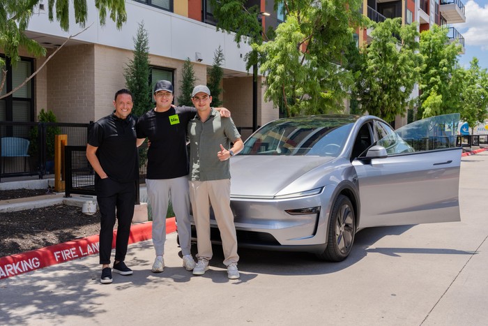 Array,Sales Jadi 'Gabut', Mobil Tesla Jalan Sendiri dari Pabrik ke Rumah Konsumen