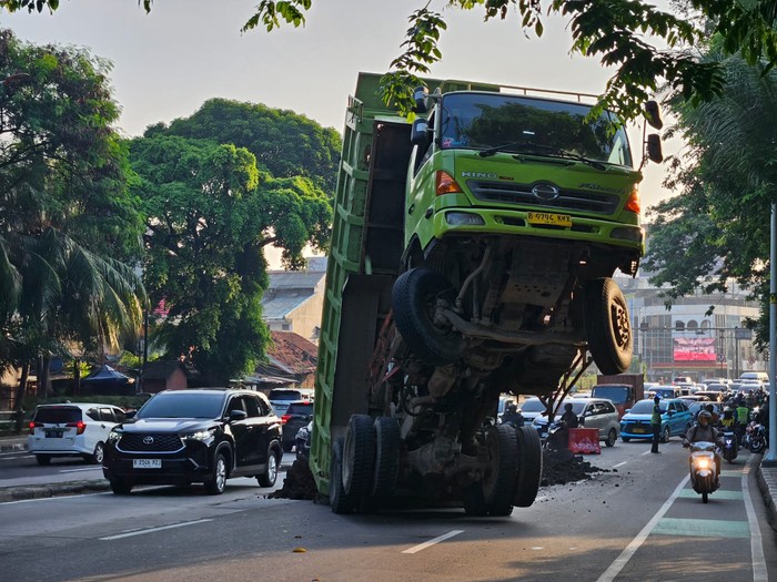 Array,Truk Bawa Tanah Nyaris Jadi 'Transformers': Posisi Berdiri, Muatan Berceceran di Jalan