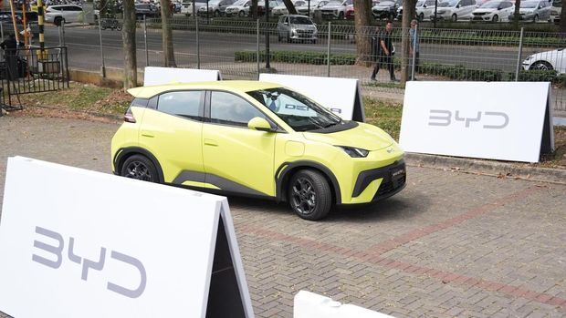 Array,Reaksi Menteri Prabowo saat Dengar Harga BYD Atto 1 Cuma Rp 195 Juta