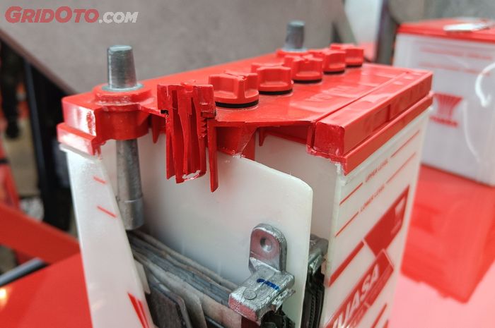 biru, air aki, aki basah, maintenance free, aquades, Jangan Sampai Keliru, Nih Warna Botol Isi Ulang Air Aki Mobil