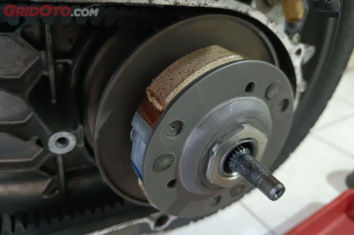motor matic, kampas ganda, kampas ganda motor matic, ciri kampas ganda aus, gejala kampas ganda habis, Cara Mudah Cek Keausan Kampas Ganda Motor Matic Tanpa Harus ke Bengkel