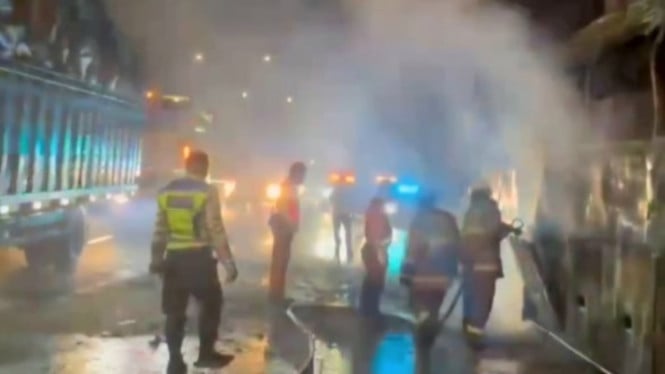 Bus terbakar di Tol Cikampek
