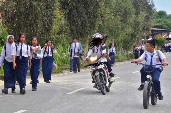 pelajar, dedi mulyadi, gubernur jabar, pelajar pakai motor ke sekolah, Tegas, Ini Alasan Gubernur Jabar Larang Pelajar Pakai Motor ke Sekolah