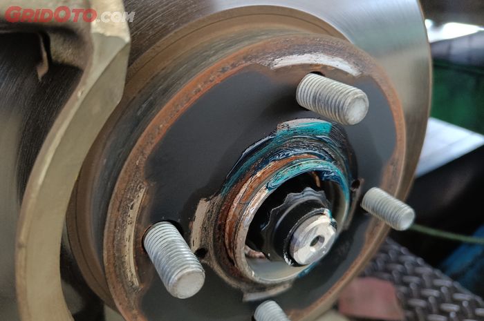 mobil bekas, bearing roda, bearing roda mobil, ciri bearing roda mobil rusak, tanda bearing roda mobil rusak, apa ciri bearing roda mobil rusak, Selain Bunyi Kasar, Ini Tanda Kalau Bearing Roda Mobil Sudah Mulai Oblak