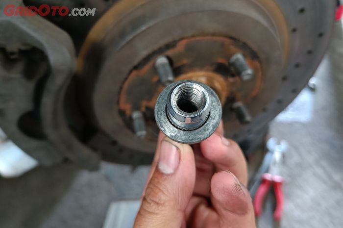 mobil bekas, baut roda, roda mobil bekas, baut roda mobil, bahaya mengencangkan baut roda mobil berlebihan, Ini Bahaya di Balik Mengencangkan Baut Roda Mobil Bekas yang Berlebihan