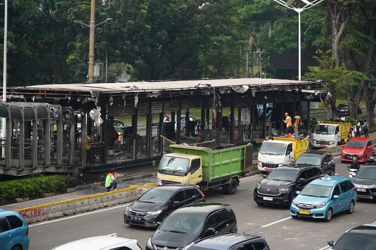 transjakarta, Halte transjakarta, bus transjakarta, aksi massa, halte bus transjakarta, Daftar Halte Transjakarta yang Dibakar dan Rusak Akibat Demo Massa