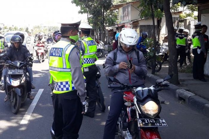 tilang, SIM (Surat Izin Mengemudi), Tidak punya SIM, tilang kendaraan, tidak bawa sim, Perlu Tahu, Ini Beda Sansi Tidak Bawa SIM dan Tidak Punya SIM