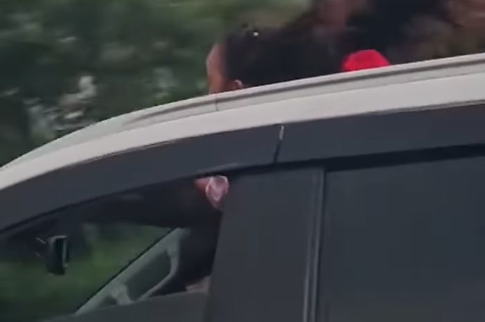 tilang, sunroof, mitsubishi pajero, polda metro jaya, Jangan Norak, Ingat Keluarin Kepala dari Sunroof Bisa Ditilang