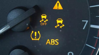 Indikator lampu abs pada mobil yang menyala