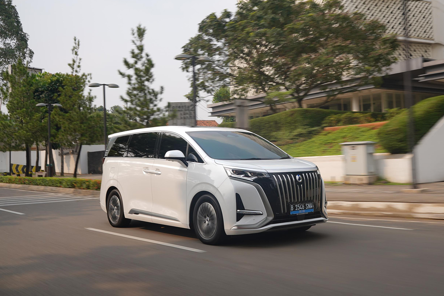 mobil baru, alphard, vellfire, data gaikindo, Denza D9, Pertama Kali Penjualan Denza D9 Kalah Dibanding Alphard dan Vellfire di September, Ini Datanya