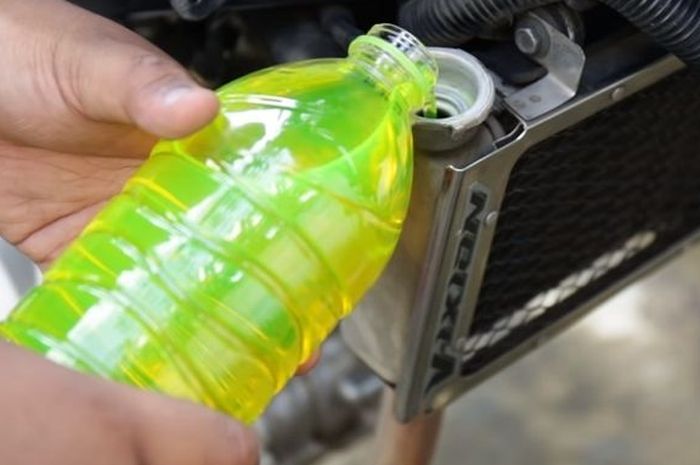 motor bekas, radiator motor, flushing radiator, cara kuras radiator motor, cara flushing radiator, cara flushing radiator motor, flushing radiator motor, Gak Perlu ke Bengkel, Begini Cara Mudah Flushing Radiator Motor Sendiri