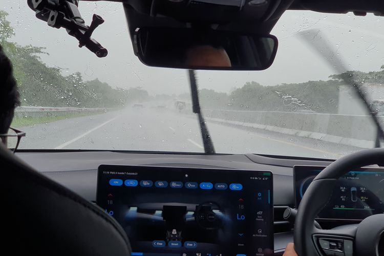 Perawatan Ban, kecepatan tinggi, aquaplaning, musim hujan, Ingat Aquaplaning: Bahaya yang Mengintai Saat Hujan
