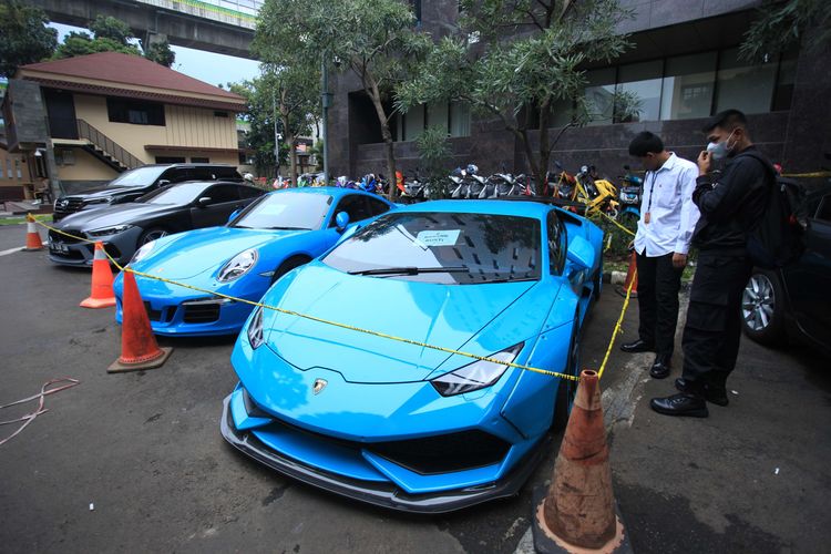 Porsche 911 Carrera 4S, BMW 840i Coupe M Technic, Doni Salmanan, trading binary option Quotex, Lamborghini Huracan Liberty Walk, Dimiskinkan Negara, Lamborghini, Porsche dan BMW 840i Mantan Sultan Bandung Dilelang