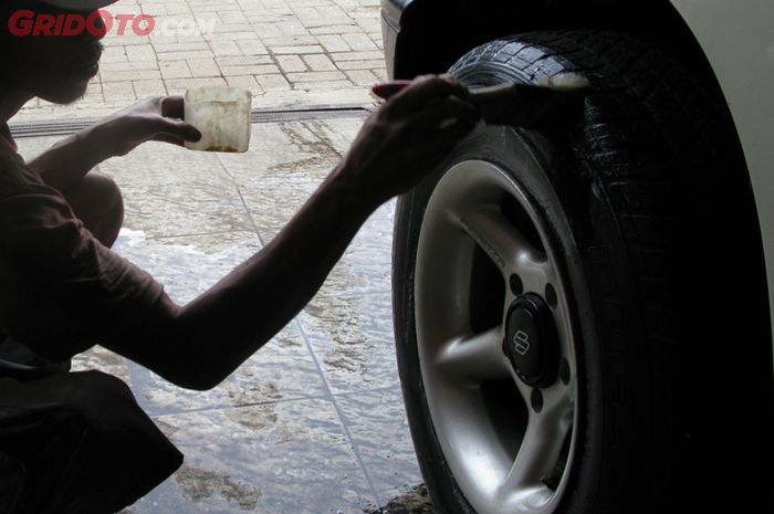 ban mobil, mobil bekas, semir ban, semir ban mobil, dampak pakai semir ban, bahaya pakai semir ban saat hujan, Pakai Semir Ban Mobil Saat Hujan Ternyata Bahaya, Ini Alasannya