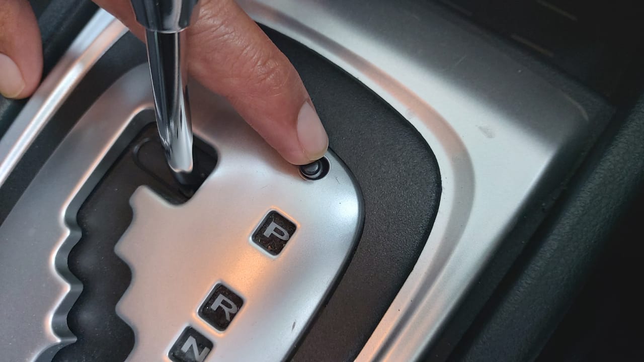 mobil matik, transmisi mobil matik, shift lock, parkir paralel, Berguna saat Parkir Pararel, Ini Fungsi Tombol Kecil di Tuas Transmisi Mobil Matik