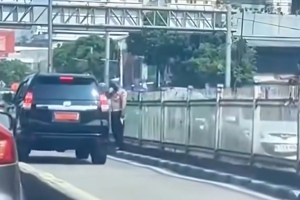 pelat dinas, Transjakarta, jalur Transjakarta, mobil pelat dinas, TransJakarta, jalur Busway, transjakarta, jalur transjakarta, Pelat Dinas, jalur busway, pelat khusus, Video Mobil Berpelat Dinas Terobos Jalur Transjakarta, Kena ETLE?