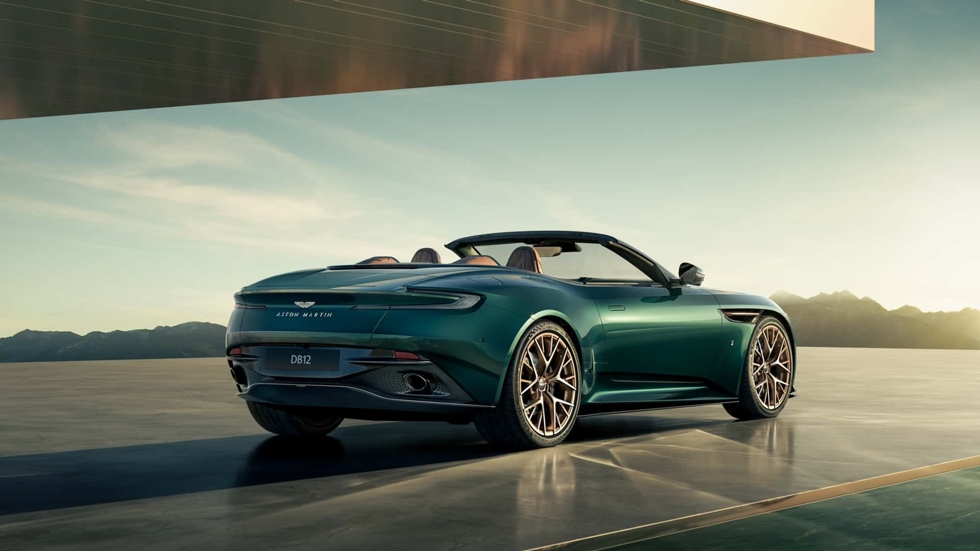 Aston Martin DB12 et Vanquish Volante 60e Anniversaire