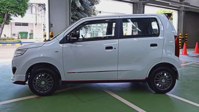 Tampilan sisi Karimun Wagon R edisi 50 Tahun Suzuki di Indonesia Tampilan sisi Karimun Wagon R edisi 50 Tahun Suzuki di Indonesia
