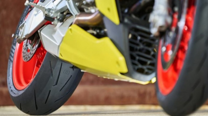 Ban Pirelli Diablo Rosso IV Corsa tipe baru. Ban Pirelli Diablo Rosso IV Corsa tipe baru.