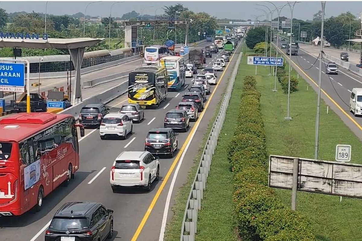 Lalu Lintas, Mudik Lebaran, Tol Cipali, arus lalu lintas, mudik Lebaran 2025, Arus Mudik Lebaran 2025: Sekitar 5.000 Kendaraan Masuk Jateng Via Tol Cikatama