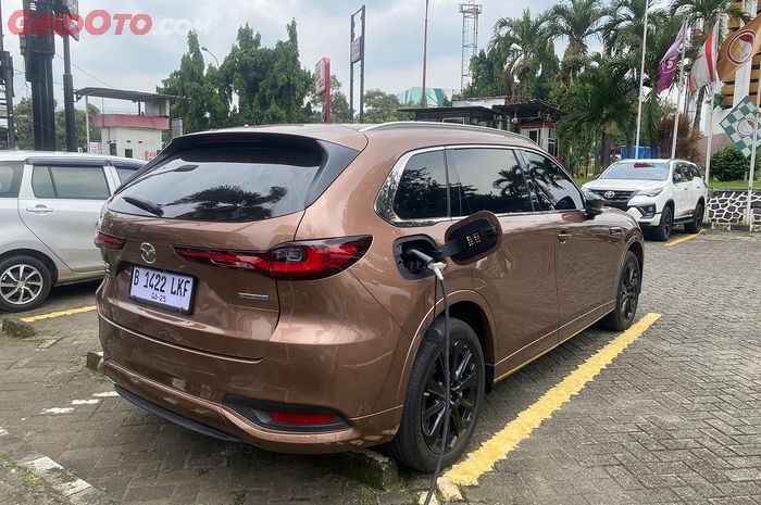 mobil baru, mazda, plug-in hybrid, jarak tempuh, Mazda CX-80 PHEV, Baterai Full, Mazda CX-80 PHEV Bisa Sampai Tempat Ini Gak Pakai Bensin
