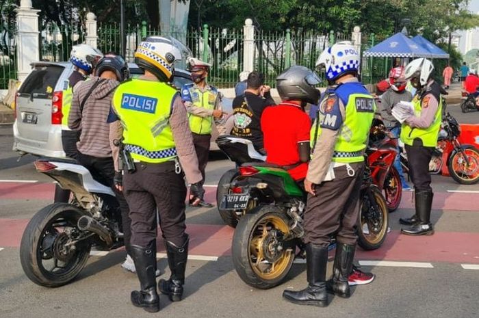 polisi lalu lintas, polisi pungli, Pungli Polisi, Polantas Pungli, polisi minta uang, Karir Polisi Rompi Hijau Terancam, Terbukti Pungli Langsung Dicopot di Tempat