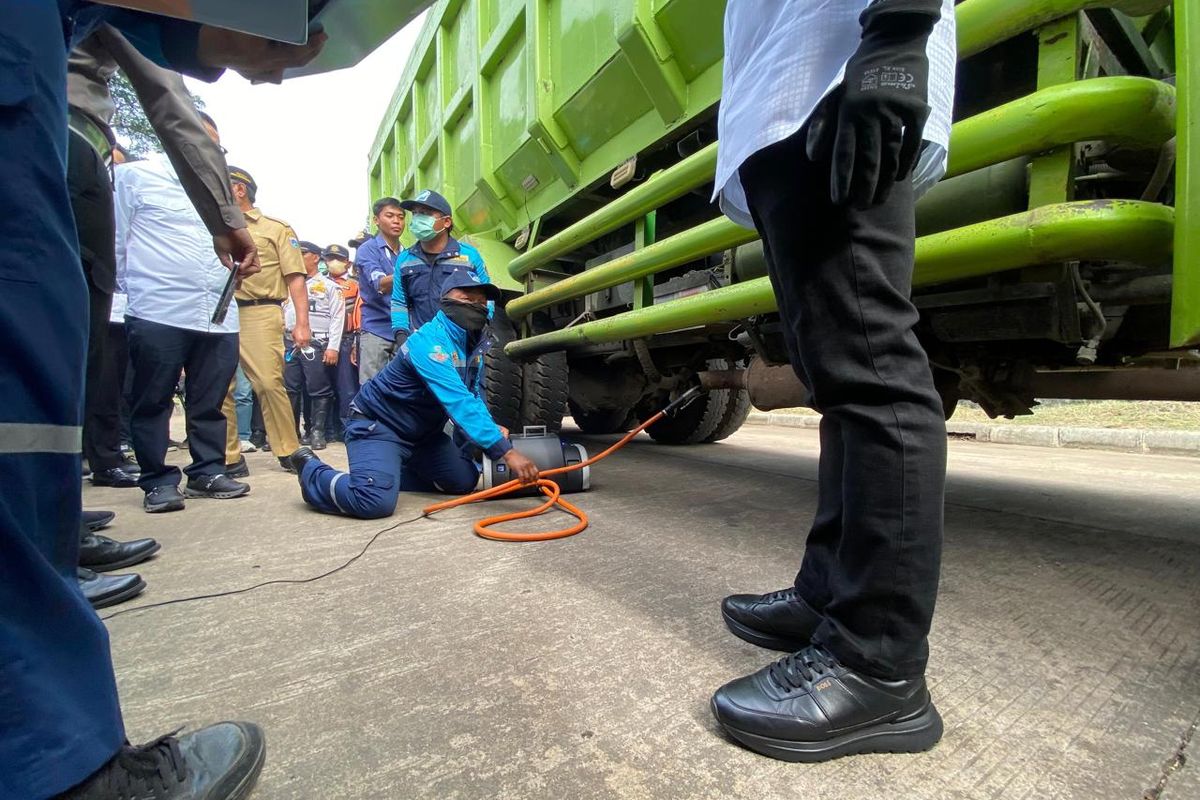 uji emisi, uji emisi kendaraan, Razia Uji Emisi, Razia uji emisi Jakarta, uji emisi kendaraan berat, Pemprov DKI Denda Kendaraan Tak Lulus Uji Emisi hingga Rp 16 Juta