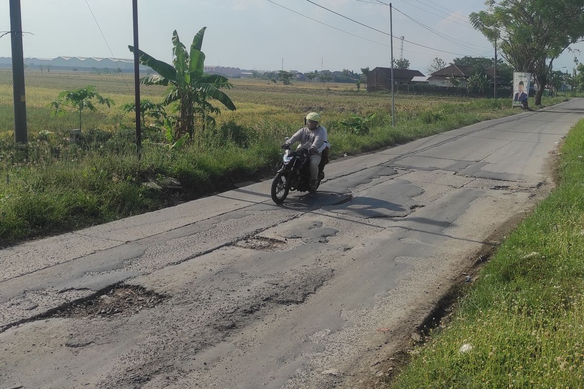 jarak aman, keselamatan berkendara, Victor Assani, jebakan lubang, Kebiasaan Sepele yang Kerap Bikin Pengendara Motor Terperosok Lubang