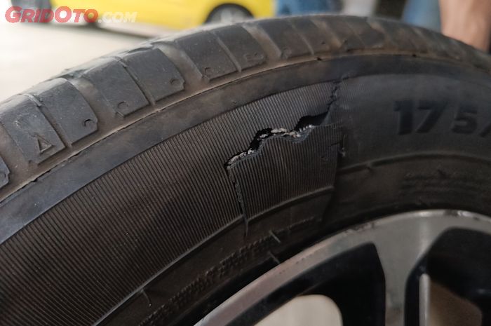 ban mobil, mobil bekas, ban mobil bocor samping, Ban Bocor Samping, kenapa ban bocor bagian samping gak bisa ditambal, Ini Sebabnya Ban Mobil Bocor Samping Sudah Tidak Bisa Dipakai Lagi