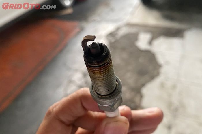 pembakaran, percikan api, busi, jadwal penggantian, tenaga mesin, elektroda, Busi Lama Enggak Diganti Bikin Performa Mesin Mobil Lemot, Kok Bisa?