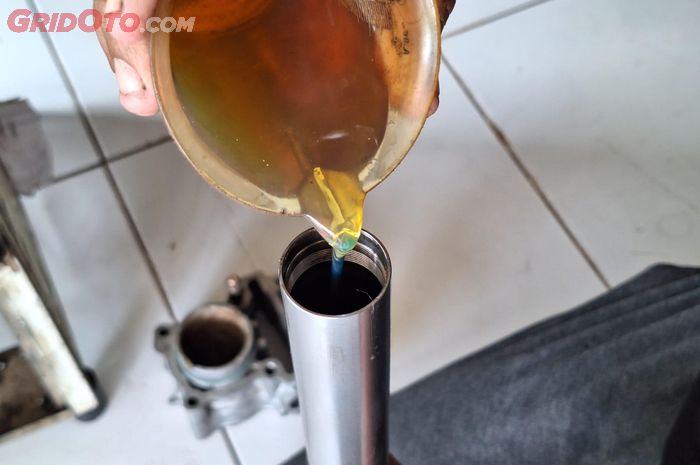 motor bekas, oli sokbreker, sokbreker motor, oli sokbreker motor, ciri oli sokbreker minta ganti, ciri oli sokbreker motor minta ganti, Ini Penyebab Bantingan Motor Bekas Jadi Mengayun Saat Dikendarai