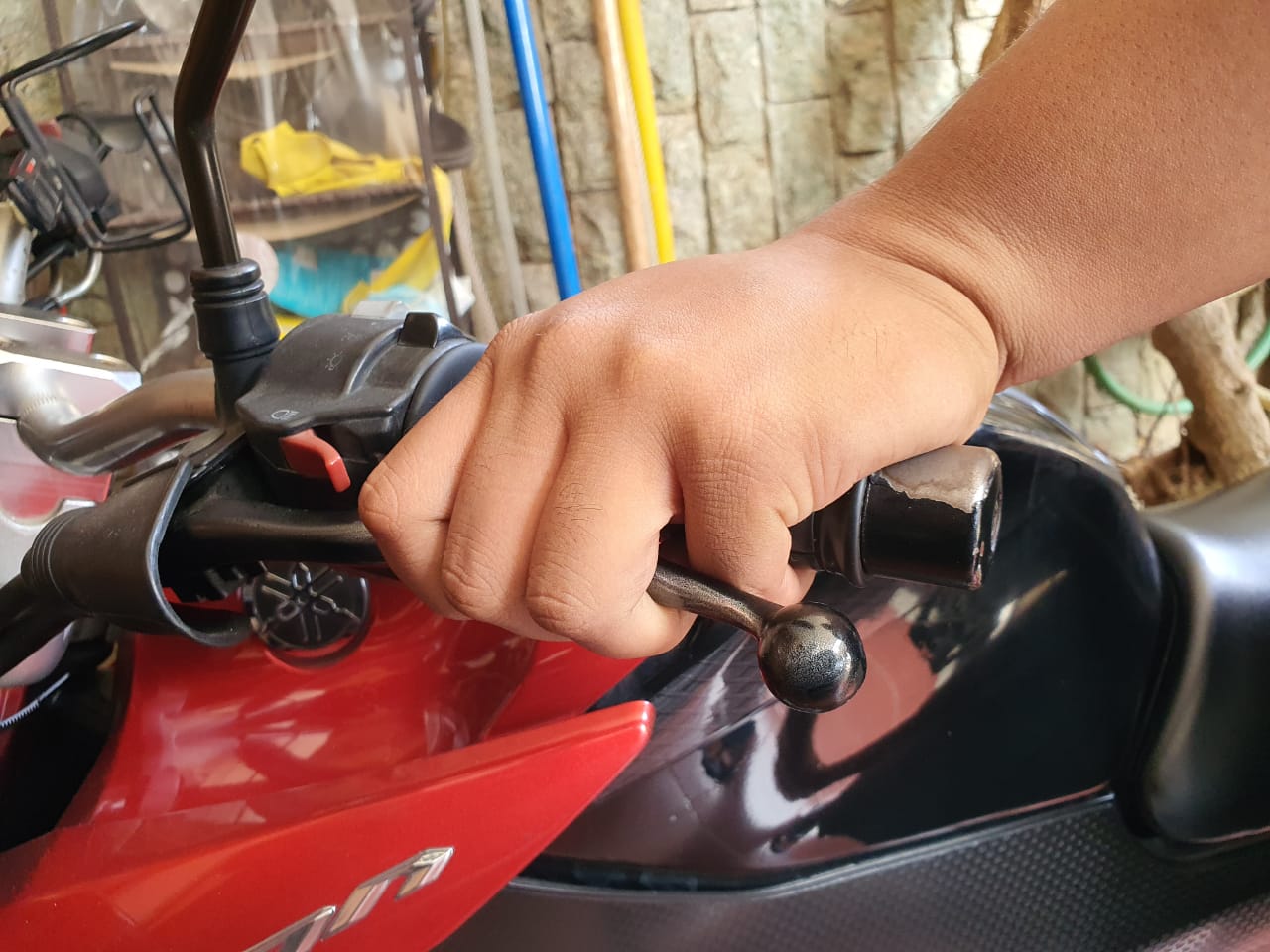 motor bekas, kabel kopling motor, kabel kopling, penyebab kabel kopling putus, cara mengatasi kabel kopling putus, cara mengakali kabel kopling putus, Cara Mengakali Kabel Kopling Motor Tiba-tiba Putus Di Jalan Tanpa Ke Bengkel