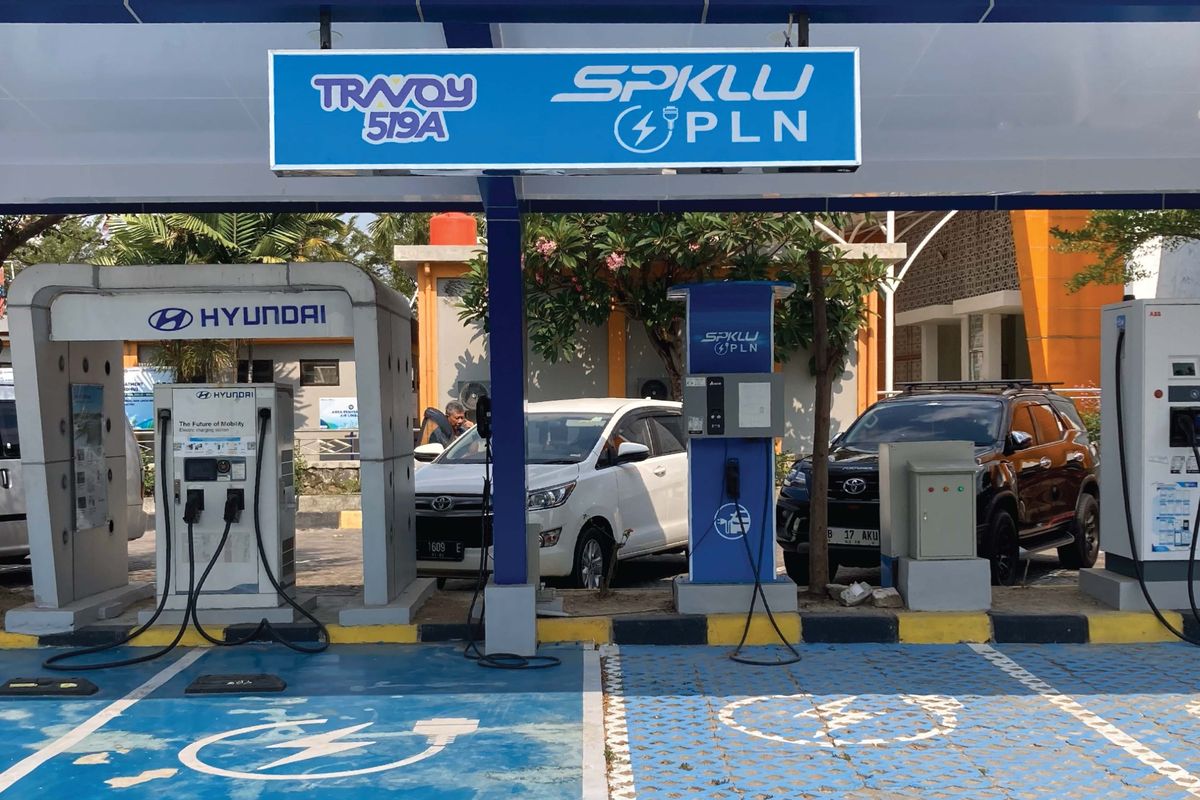 otomotif, kendaraan listrik, Charging Station, SPKLU, Percepat Adopsi Kendaraan Listrik, PLN Targetkan 5.000 SPKLU di 2025