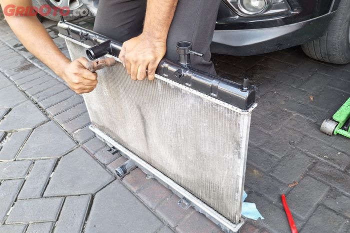 Radiator, radiator bocor, ganti upper tank, irul radiator, Efek Kerebus Coolant Bertahun-tahun, Ini Penyebab Upper Tank Radiator Bocor