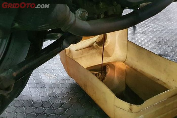 oli mesin, motor bekas, oli mesin motor, penyebab oli mesin motor berkurang, penyebab oli mesin berkurang, Ini Beberapa Penyebab Volume Oli Mesin Motor Berkurang Banyak