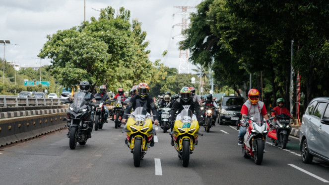 Rombongan komunitas motor serta Fabio Di Giannantonio dan Franco Morbidelli Rombongan komunitas motor serta Fabio Di Giannantonio dan Franco Morbidelli