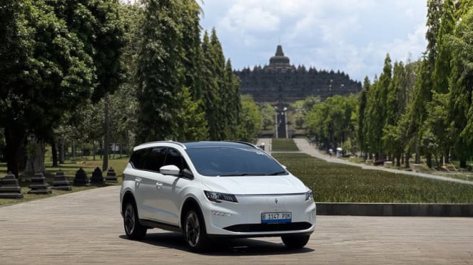 Mobil Aletra L8 EV Mobil Aletra L8 EV