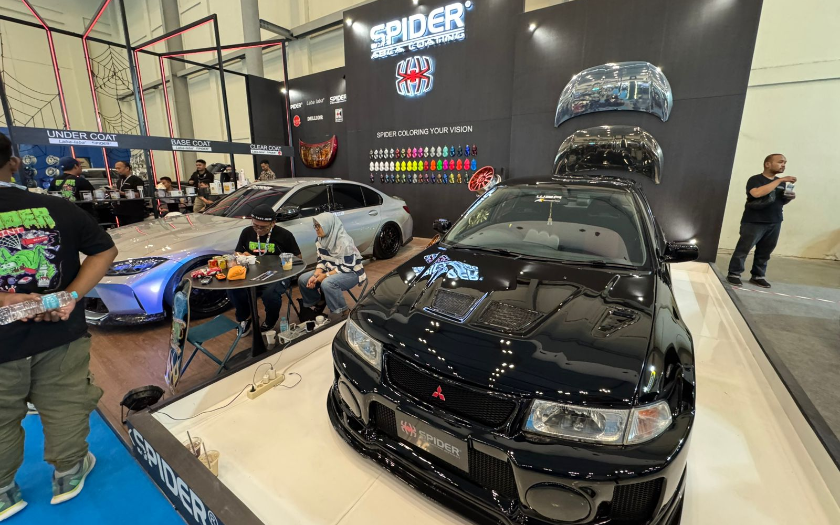 Berkat Cat Lokal Spider, Mitsubishi Lancer Bersanding Keren dengan Lamborghini Aventador