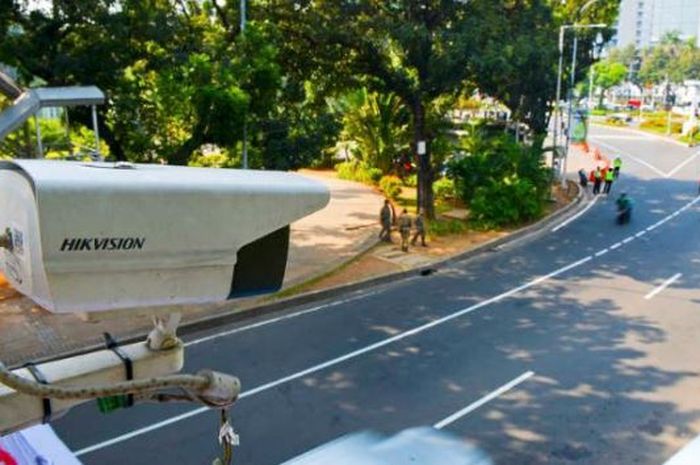 tilang elektronik, Tilang ETLE, Denda Tilang Elektronik, main ponsel di mobil, Kena Tilang ETLE Padahal Penumpang yang Main Ponsel di Mobil, Pemilik Bisa Lakukan Ini